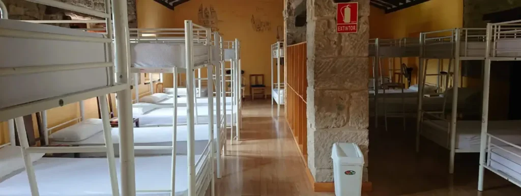 habitación, con literas dobles y sus taquillas