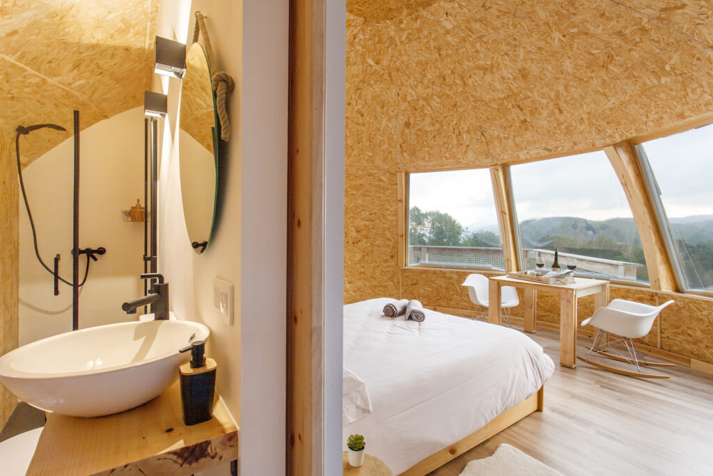 Baño, cama y vistas desde el Iglú