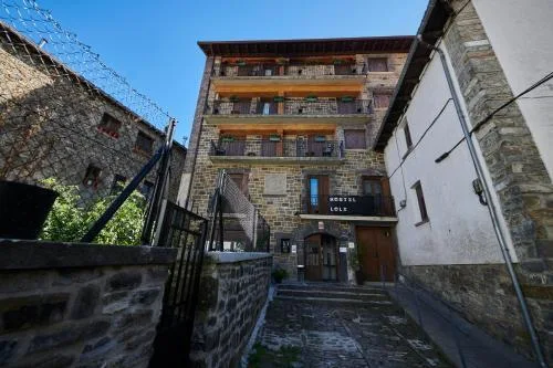hostal lola exterior, casa del pirineo navarro, en piedra oscura