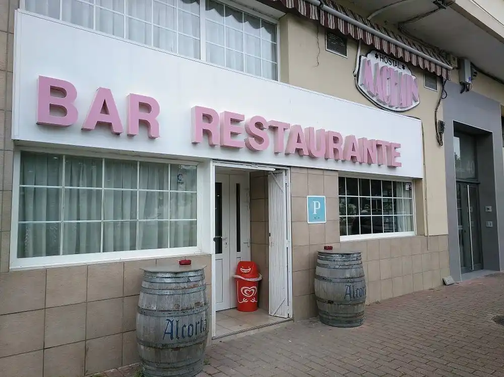 Entrada al Hostal y restaurate Machain,