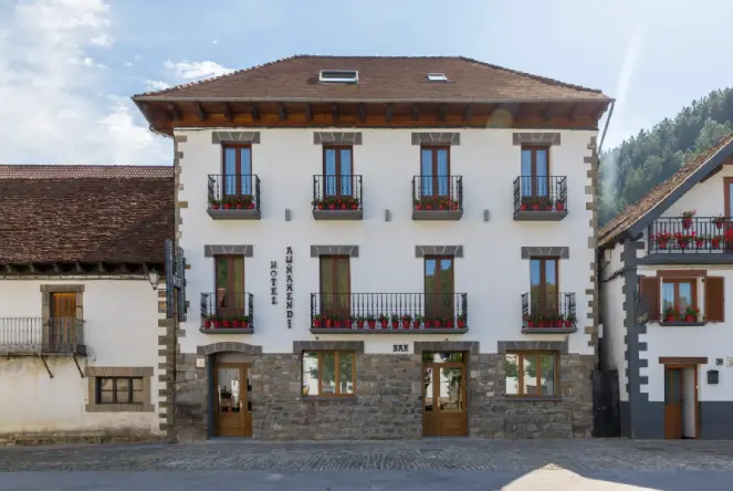 Fachada de pueblo del hotel Auñamendi