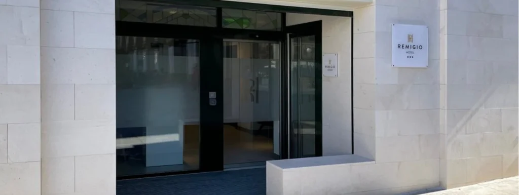 Entrada al Hotel Remigio