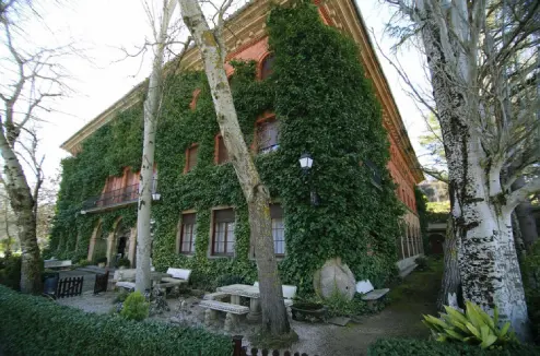 Exterior del edificio del hotel, se ven hiedras por todo el edificio