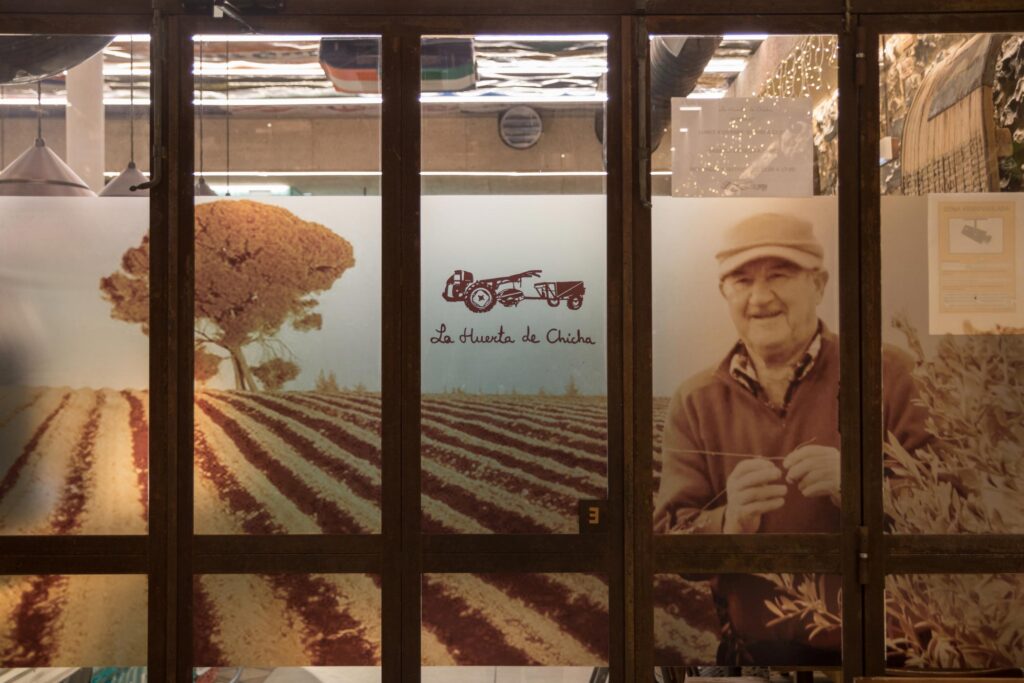 Mural con la imagen de chicha (padre) en el Restaurante La Huerta de Chicha