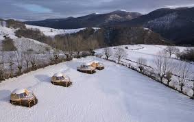 Iglús desde vista panorámica con nieve al rededor