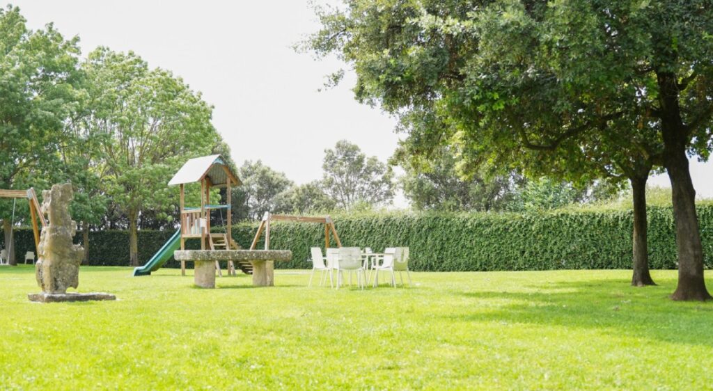jardin-con-columpios-del-asador