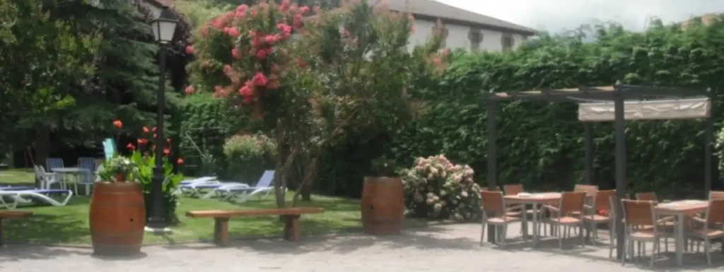 Jardin del establecimiento, hostal restautante Santamaria
