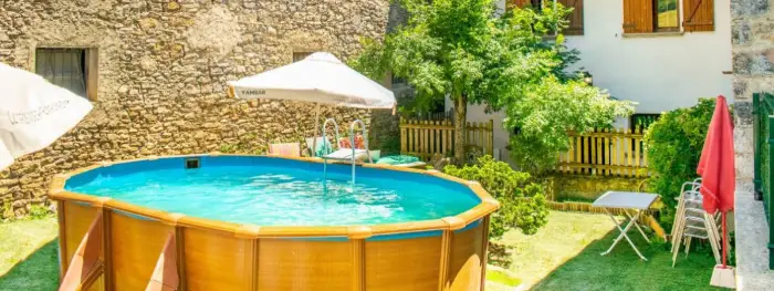 Piscina en el jardin de la casa