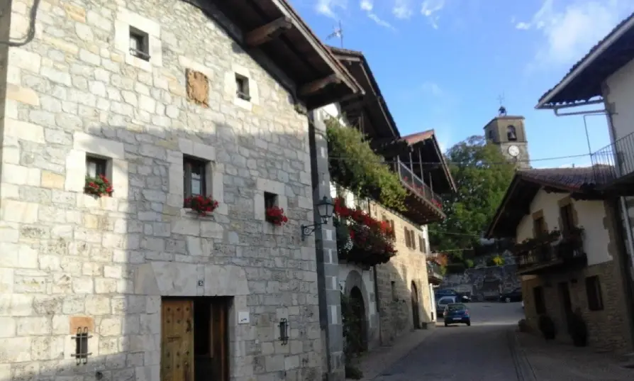 Casa de piedra vista, tipica de las viviendas del norte de Navarra. Acesso por porton de madera robliza