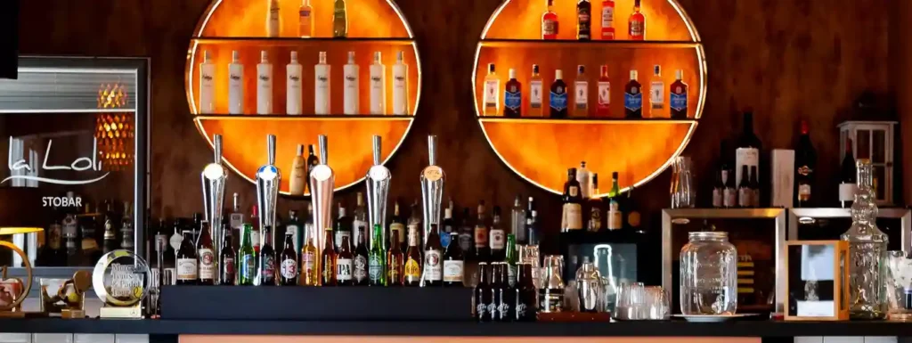 barra de bar con cervezas y licores.