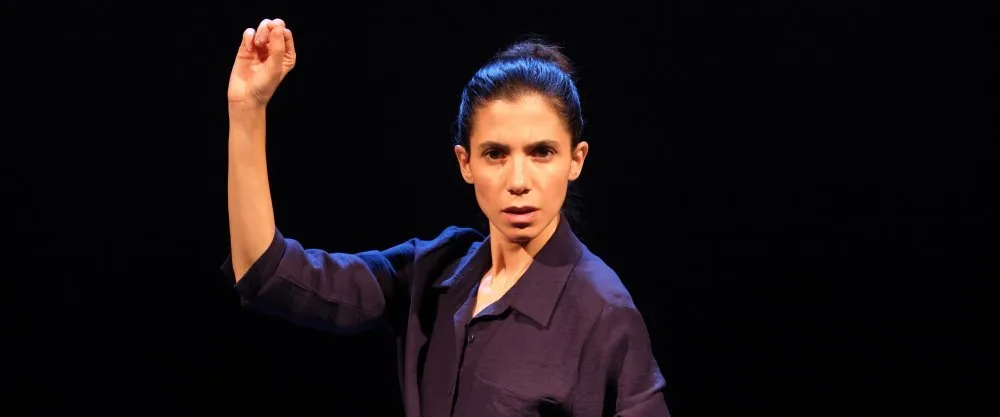 La actriz mirando al frente con la mano izquierda a 90º.