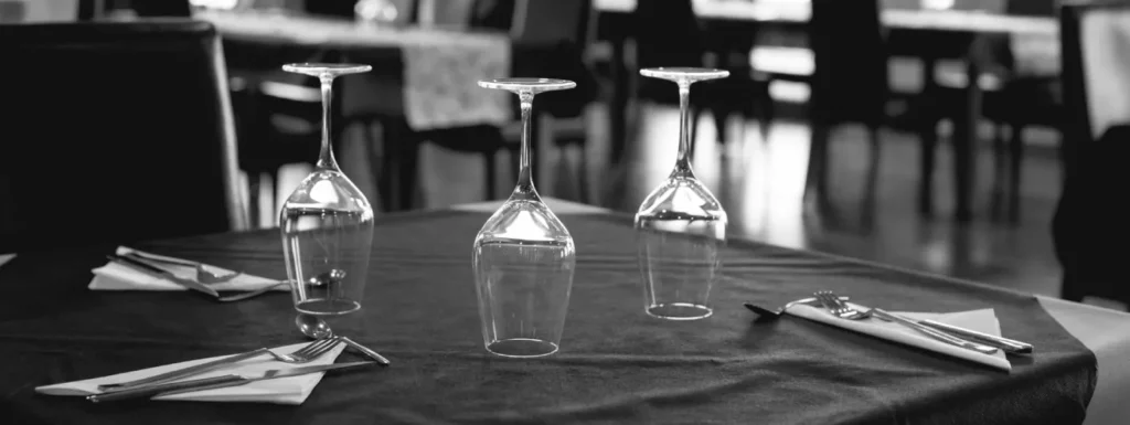 mesa de comedor con tres copas