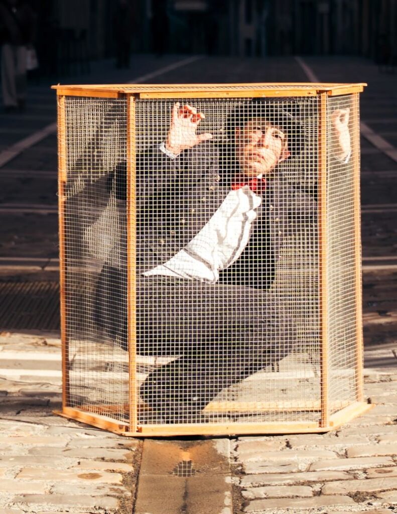 Un hombre dentro de una jaula, imagen del evento Iruña 2.0