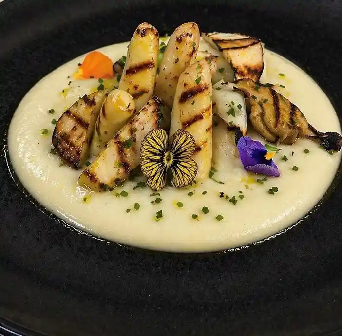 Plato de espárragos a la brasa en el Restaurante Nómada de Pamplona