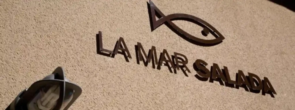 Nombre en fachada del Restaurante La Mar Salada