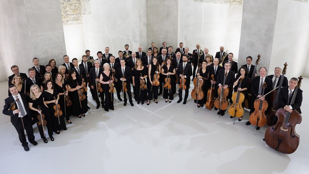 Orquesta Sinfónica de Navarra, todos sus miembros posan en pie