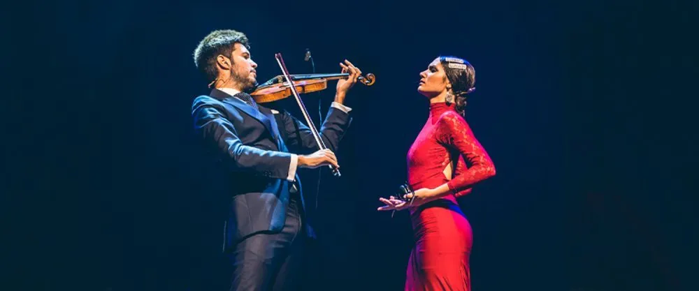 Pablo Montalbo toca el violin al lado de una bailarina de flamenco
