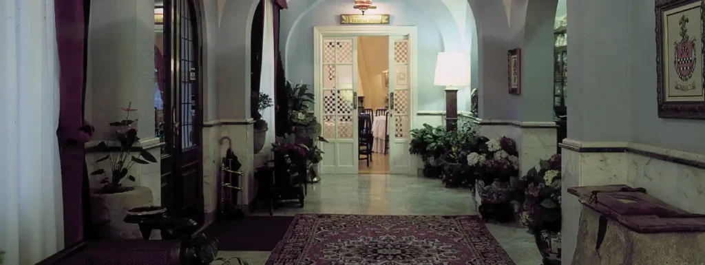 pasillo en marmor y flores del hotel xabier