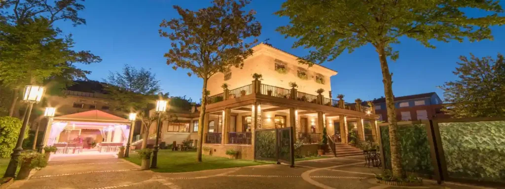 Exteriores jardin y edificio del Restaurante navarra de Estsella
