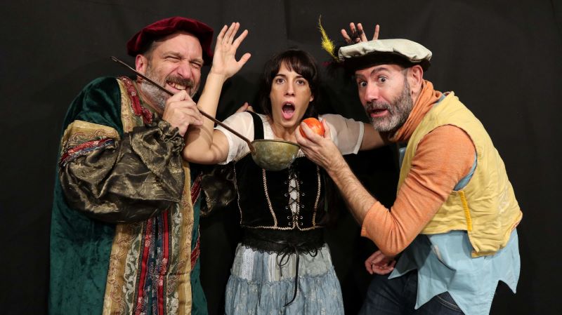 3 actores, dos hombre y una mujer durante un momento de la actuación en la obra Salvemos los cuentos