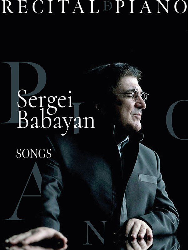 Sergei Babayan pianista, posa en el cartel del espectáculo apoyadas sus manos en el piano y con los ojos cerrados, parece que está inspirándose