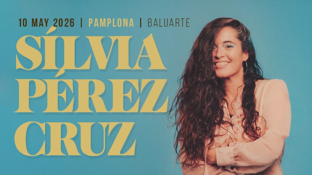 Cartel Silvia Pérez Cruz en la que aparece ella sonriente y con los brazos cruzados.