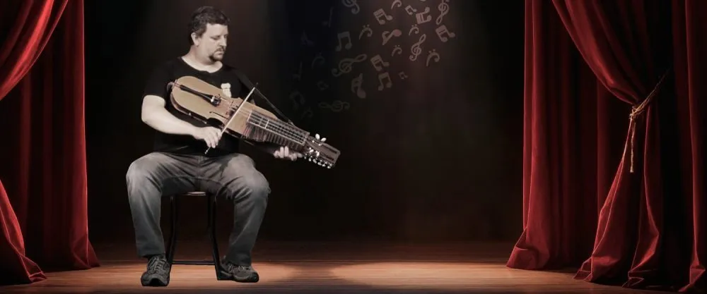 Eneko Paz tocando la nyckelharpa