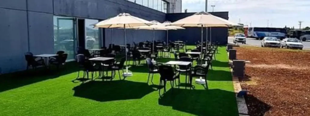 terraza con sombrillas y mesas del complejo