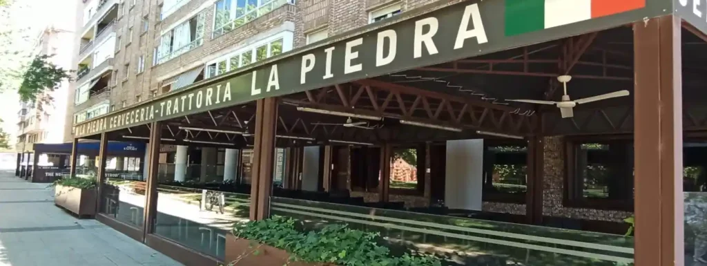 Terraza de La PIedra Birrería Trattoria