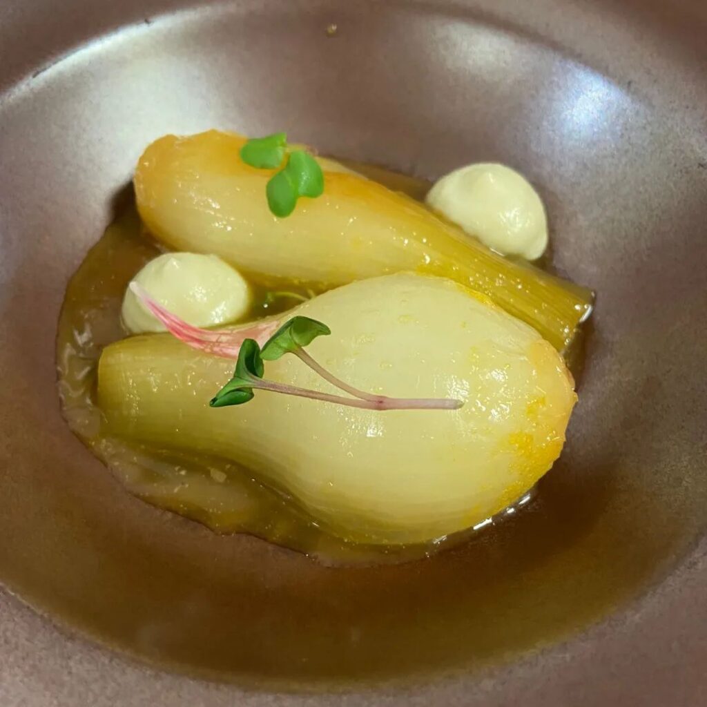 Plato de cebollas estofadas del Restaurante Topero de Tudela