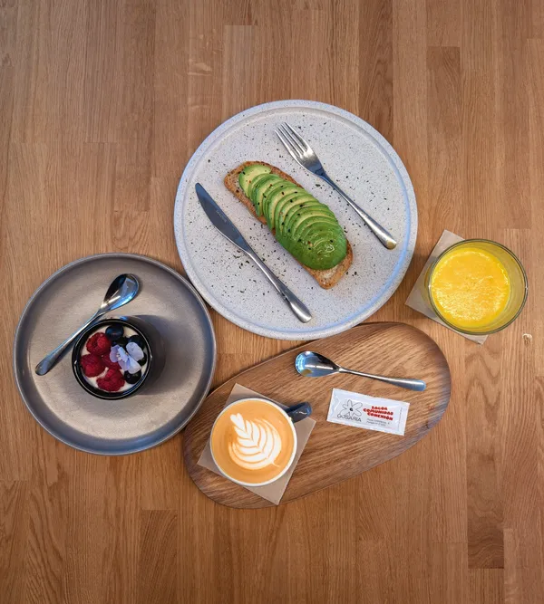 Platos de tostada, postres y café de Gosaria Café