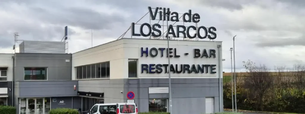 fachada exterior de color gris y blanco.