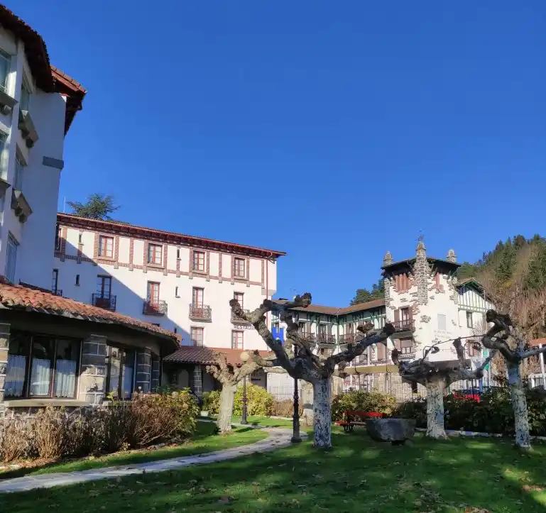 Hotel Ayestaran, con jardines