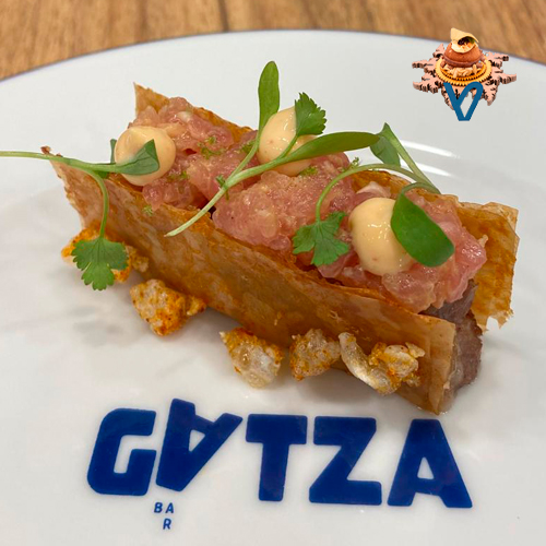 El sando es un mini bocadillo japonés, y en Gatza lo hemos hecho crujiente de terrina de euskal txerri de Bordaxaki, acompañado de su tartar aliñado, un puntito de picante ahumado y una pizca de cilantro.