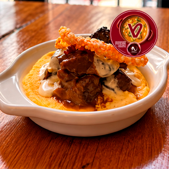 Cazuelica de gorrín meloso al vino tinto, con crema de patata, crujiente de tapioca y piquillo y crumblet de txistorra