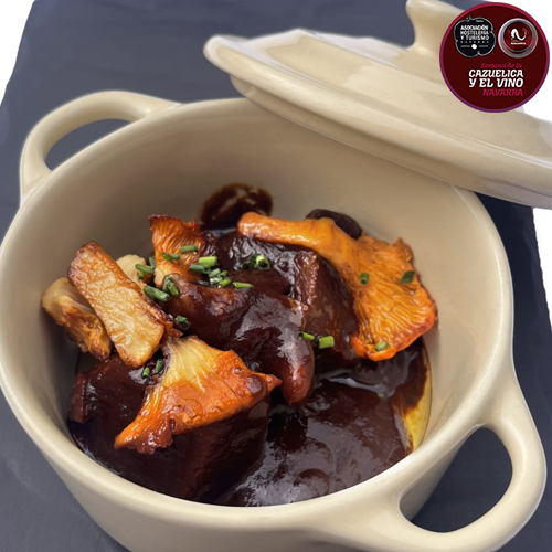 Ciervo estofado con setas silvestres : carne de ciervo guisada lentamente con verduras, coñac y vino tinto, acompañada de setas silvestres de otoño que realzan su sabor.