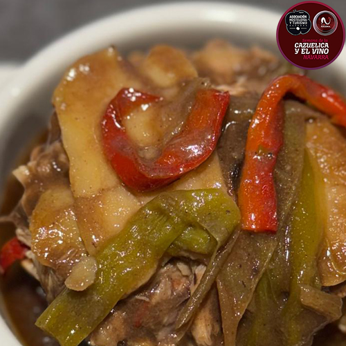 Carne mechada de Gorrín en su jugo en reducción con patatas, pimientos, ajo y cebolla y mucho cariño