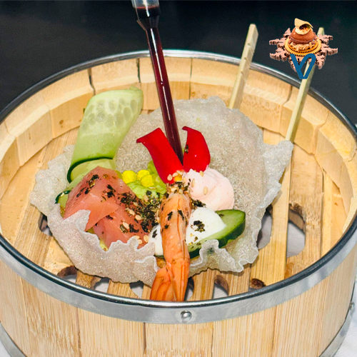 Deconstrucción de sushi con salmon ahumado y langostino, aguacate, jengibre.