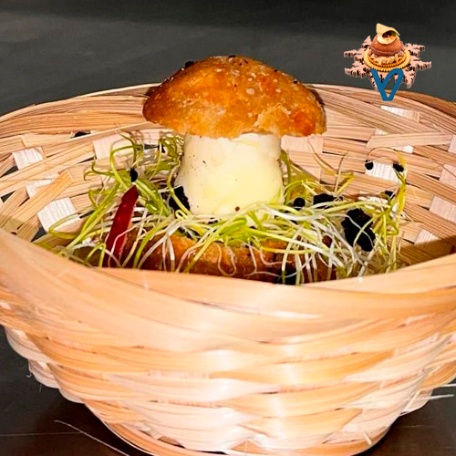 Pan de hongos relleno de guiso de manos de cerdo con salsa de chipiron y falso hongo de queso y foir grass.