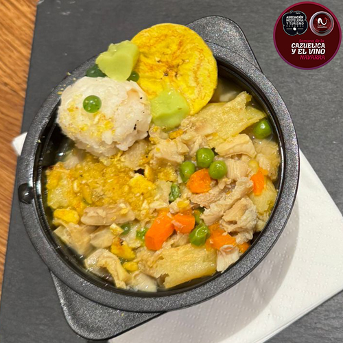 Callos estilo peruano, guiso tradicional con un toque picante acompañado de unos daditos de patatas fritas, una bolita de arroz esterilizaciónes de hierva buena ,una gelatina de aguacate y una lluvia de plátano maduro.