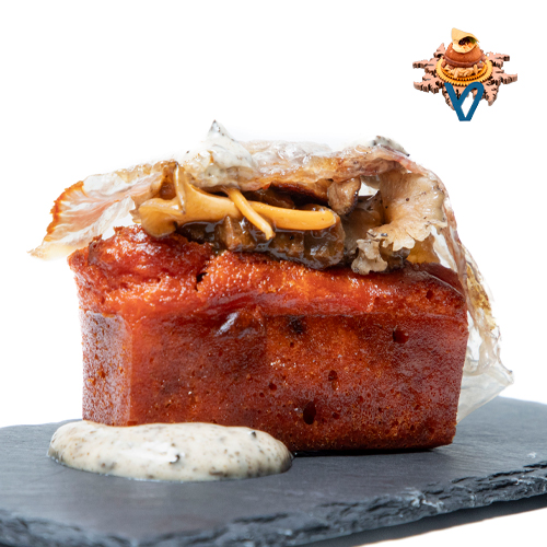 Brioche de piquillos relleno de corzo estofado, alio oli de trompetas de los muertos, hongo y zizahori salteados, y papata de cerdo.