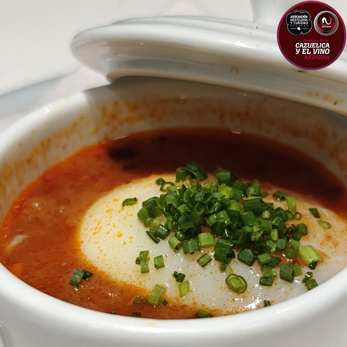 Sopa de ajo con pan zopako y una pasta de chiles fermentados con huevo a baja temperatura.