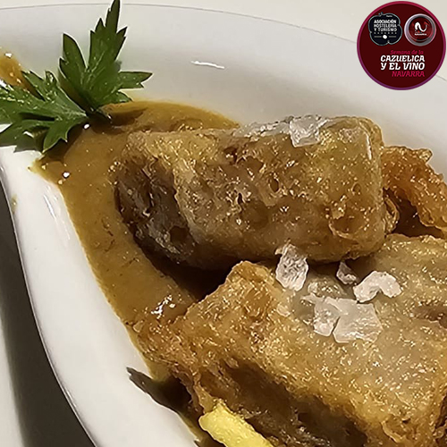 Manitas de cerdo cocidas y deshuesadas en papel film en forma de rulo, rebozadas y mezcladas con salsa de hongos