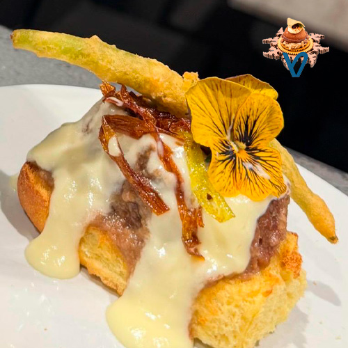 Base de pan Briocht con carrillera de cerdo ibérico con queso idiazabal, puerros , piparras y flores silvestres