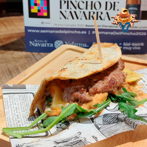 Taco de trigo con hamburguesa fina y jugosa, acompañado de salsa de chile, mahonesa de aguacate, cebolla caramelizada, ketchup y lechuga fresca. Un bocado sabroso y equilibrado donde el picante, la cremosidad y el dulzor se combinan con la carne.