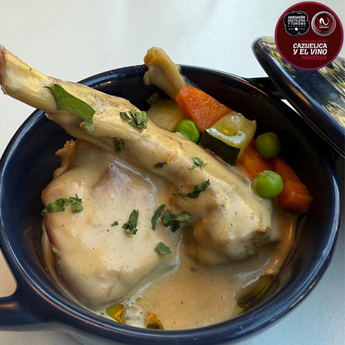 Tradicional guiso de conejo hecho a baja temperatura y guisado con verduras y hierbas