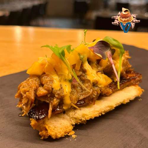 Milhojas de crujiente de Codillo con tartar de mango y mayonesa de pimentón.