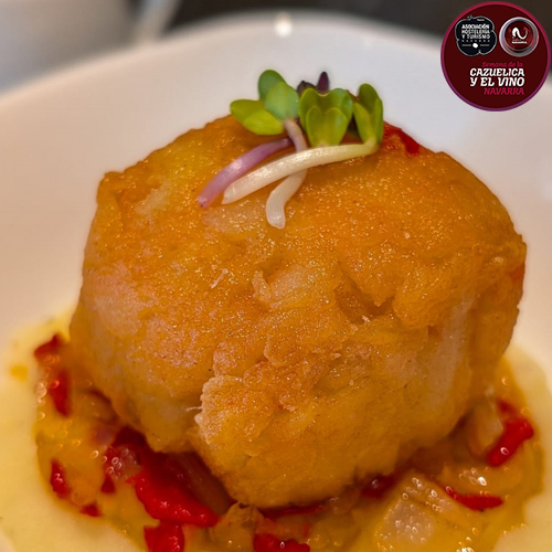 Albóndiga de ajoarriero sobre una cama de parmentier de patata y sofrito tradicional