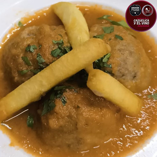Albóndigas de carne de cerdo y ternera servidas en una salsa casera de tomate, pimiento y cebolla.