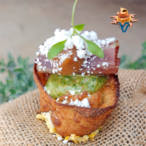 homenaje a la gente que tuvo que emigrar en tiempo de guerra a argentina , una fusión de culturas y parrilla: empanada argentina de costilla de vaca , chutney de manzana reineta, chimichurri de tomillo, furitake noritamago, cecina de buey y polvo de grasa de chuletón a la parrilla.